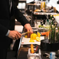 Hotel tip calculator — housekeeping, valet and bellhop tipping guide Hotel tip calculator — housekeeping, valet and bellhop tipping guide